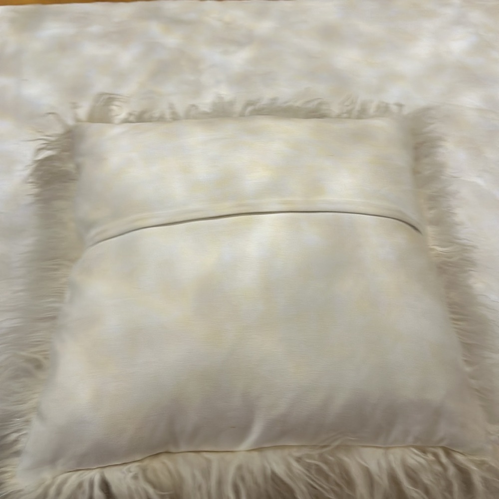 Pillow - Picture 3 of 8